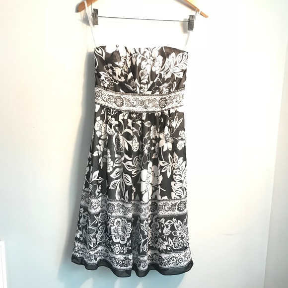 💐WHITE HOUSE BLACK MARKET FLORAL STRAPESS DRESS - Picture 2 of 5